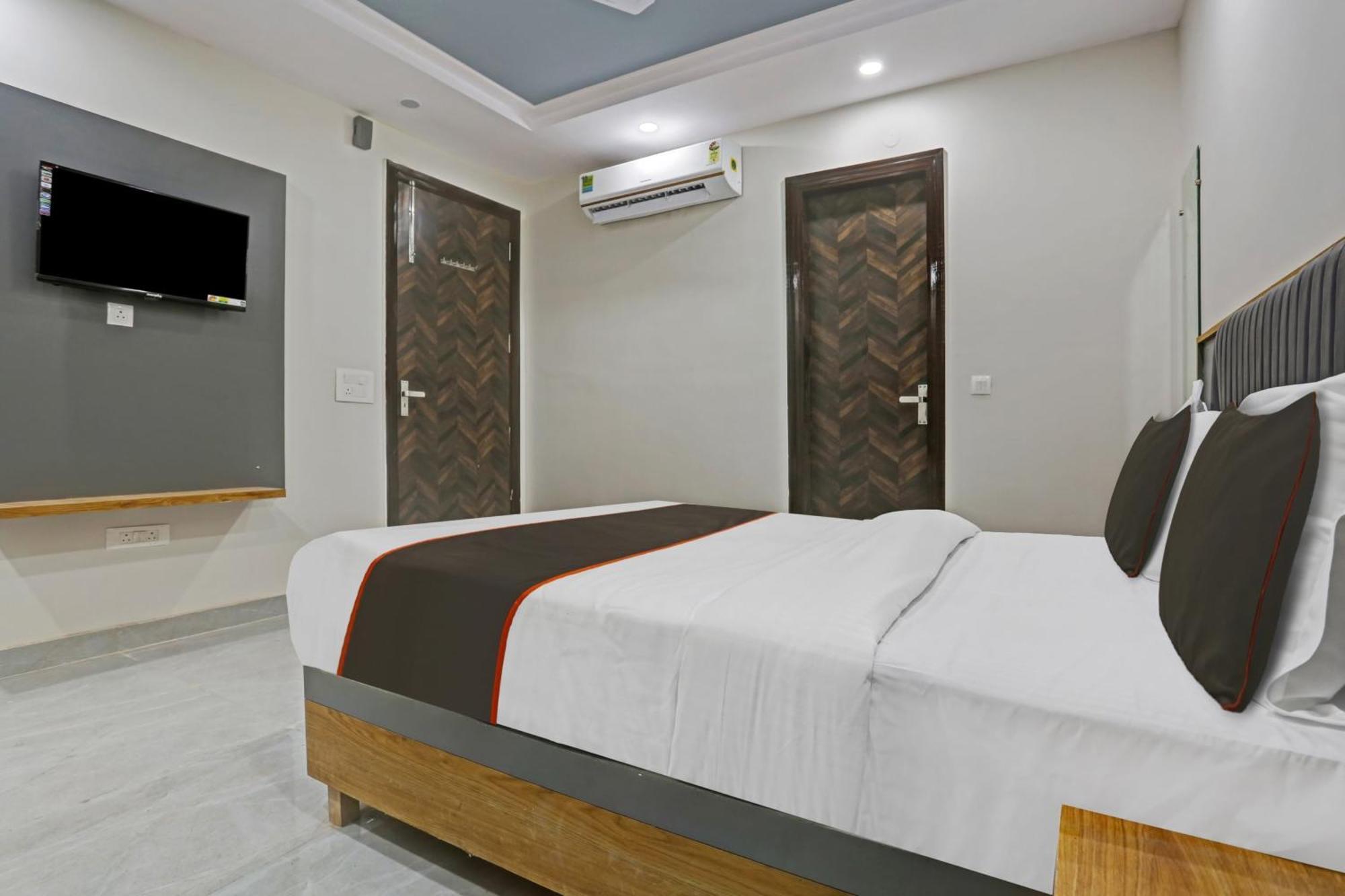 Townhouse Vip Grand Hotel Делхи Екстериор снимка