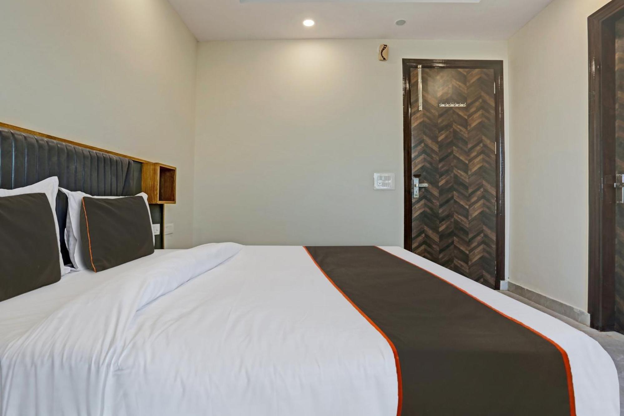 Townhouse Vip Grand Hotel Делхи Екстериор снимка